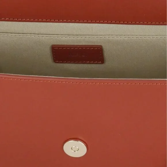 A.P.C Geneve Calfskin Bag 61161 (EAI)– Elegant Minimalism in Brandy 🍷✨ - Picture 5 of 5